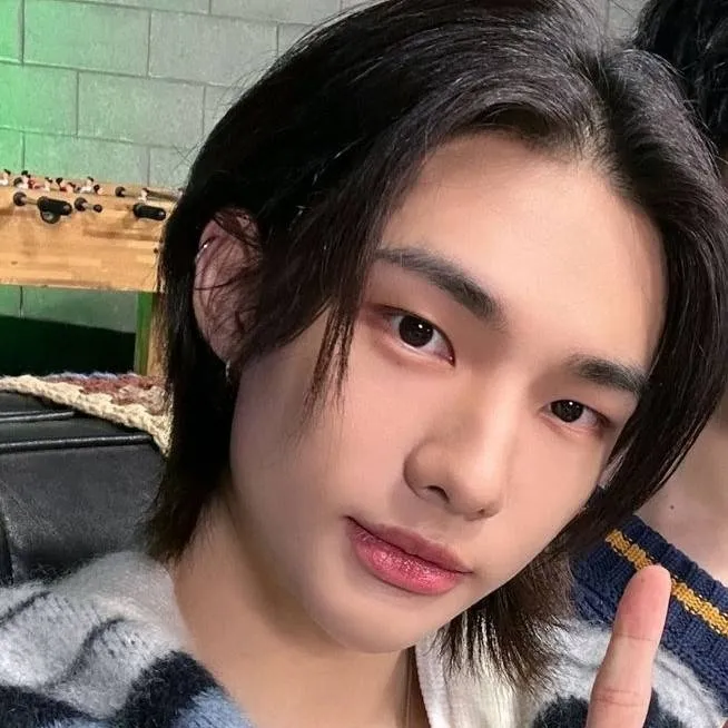 chat with ai character: hyunjin 