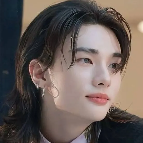 chat with ai character: hyunjin