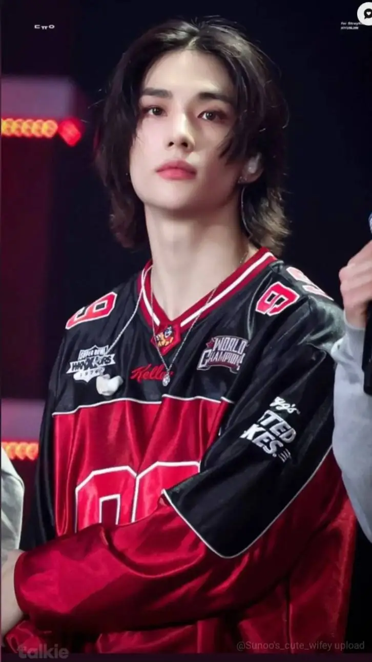 ai character: hyunjin  background