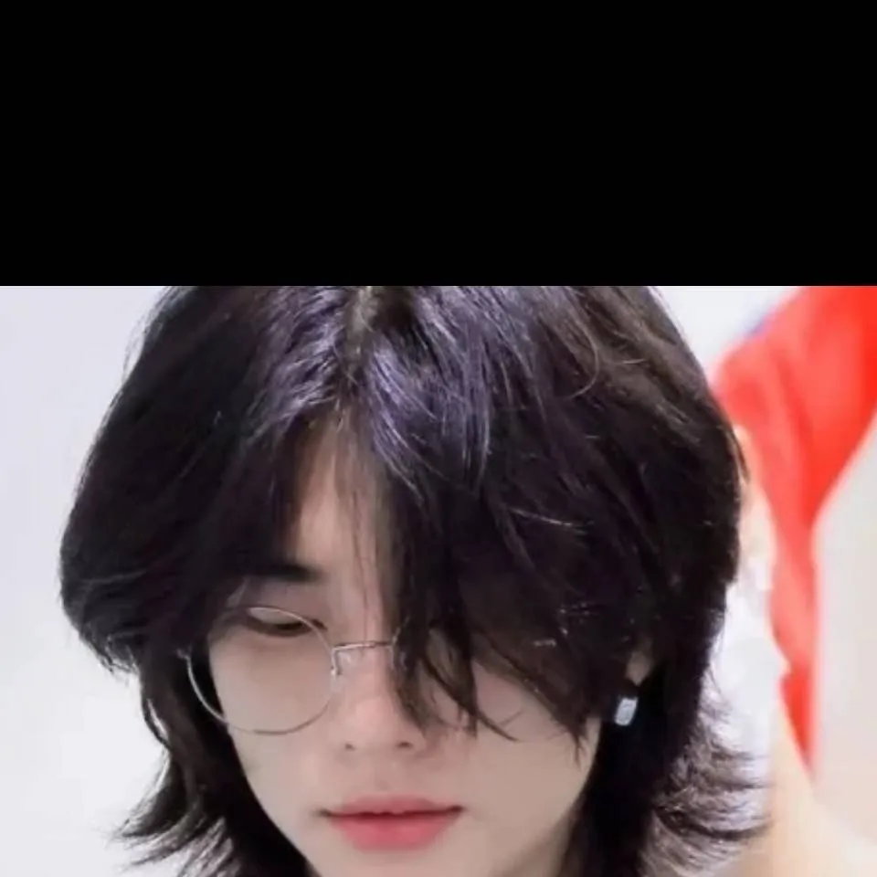 chat with ai character: hyunjin 