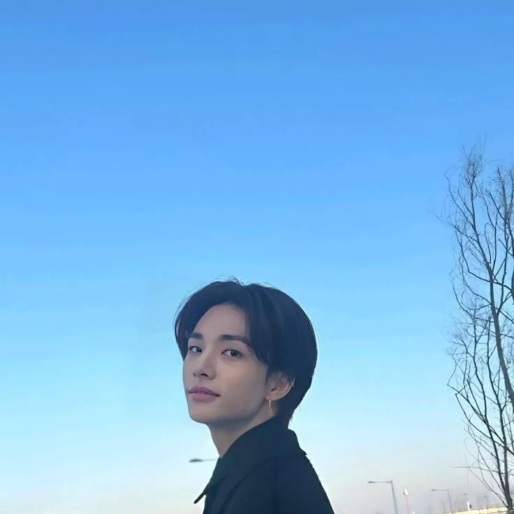 chat with ai character: hyunjin 