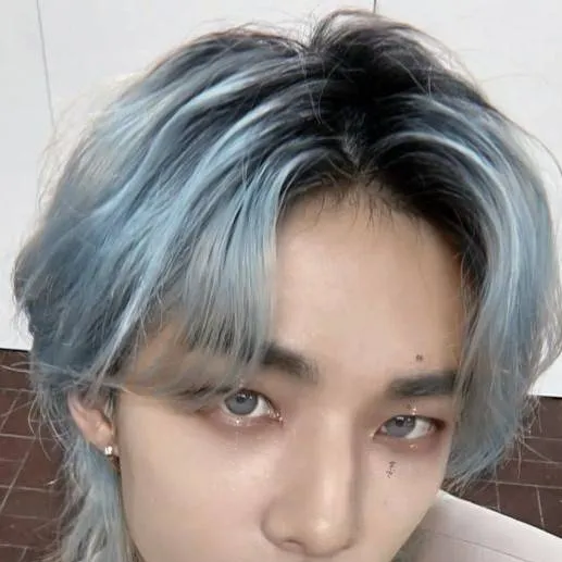 chat with ai character: hyunjin 