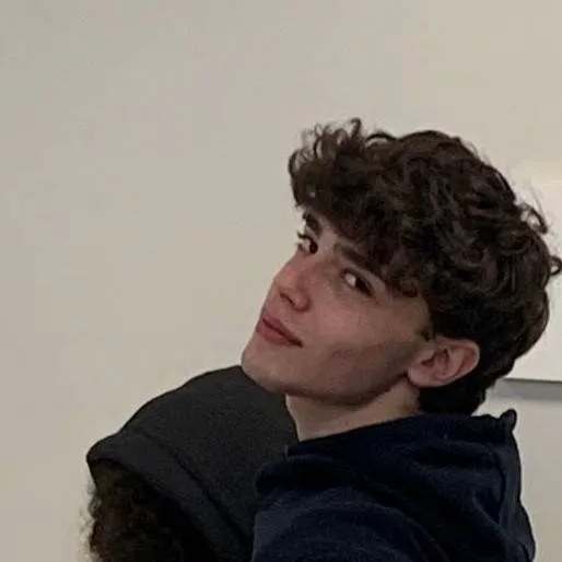 chat with ai character: Nicolás