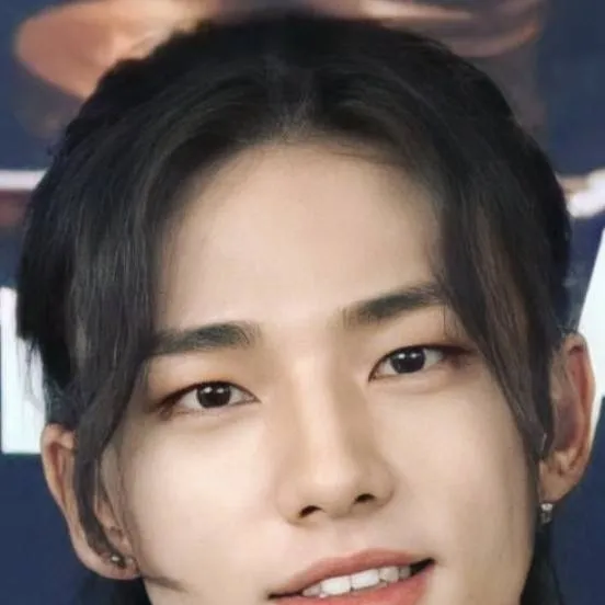 chat with ai character: ~HYUNJIN~