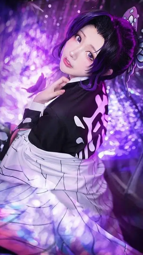 ai character: charla con shinobu background