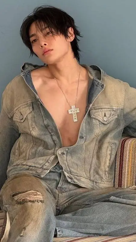 ai character: 🦊jeongin (I.N) 🦊 background