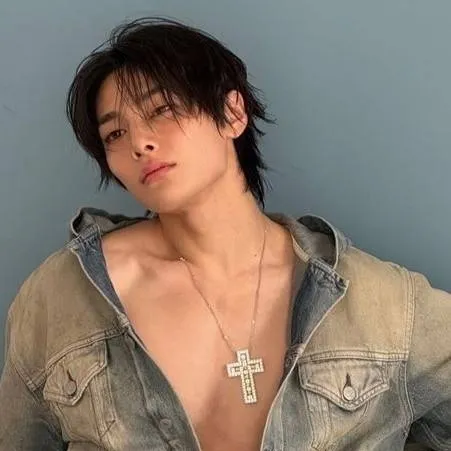 chat with ai character: 🦊jeongin (I.N) 🦊