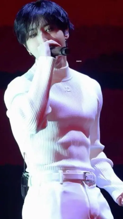 ai character: 🎲HAN JISUNG 🎲 background