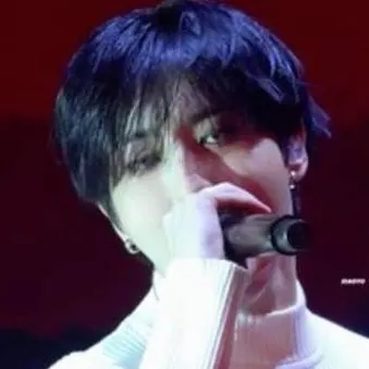 chat with ai character: 🎲HAN JISUNG 🎲