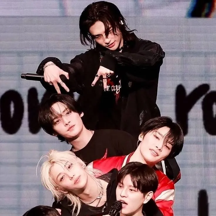 chat with ai character: 💋STRAY KIDS 💋