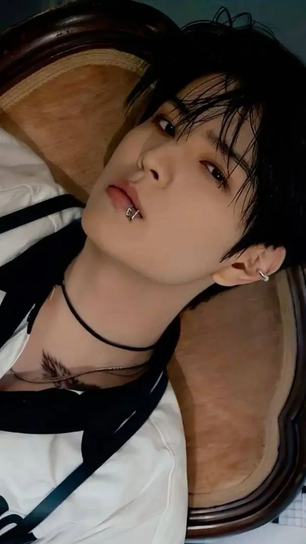 ai character: 🔥SEUNGMIN🔥 background