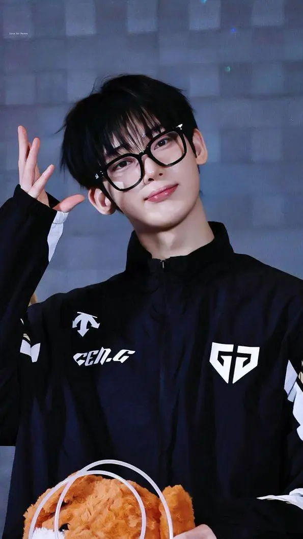 ai character: 🍓SUNOO🍓 background