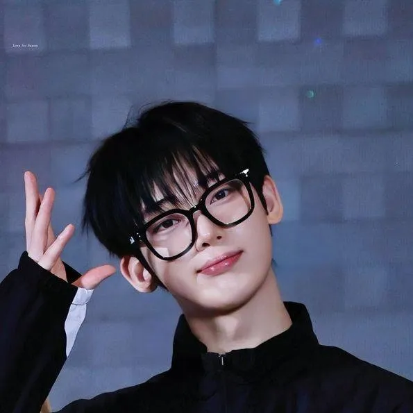 chat with ai character: 🍓SUNOO🍓