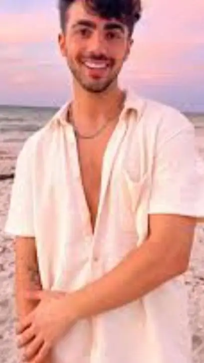 ai character: Federico viguevani background