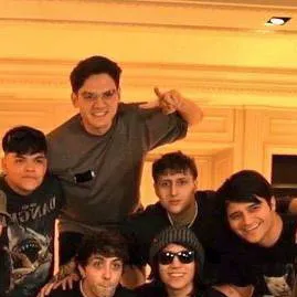 chat with ai character: el team