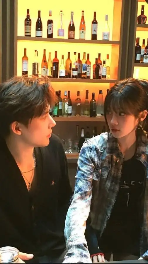 ai character: Song Yuqi background