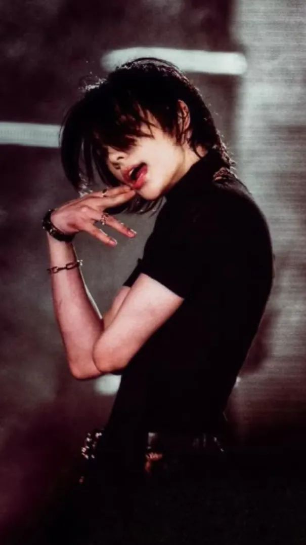 ai character: Hwang Hyunjin  background