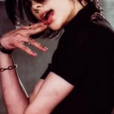 chat with ai character: Hwang Hyunjin 