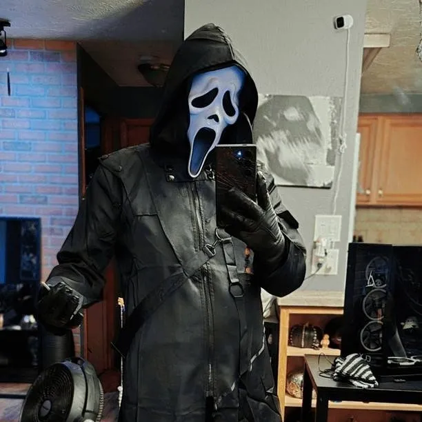 chat with ai character: gay ghostface 