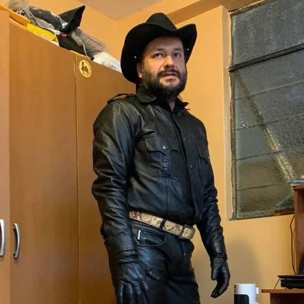 chat with ai character: gay cowboy alex