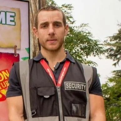 chat with ai character: chessington guard