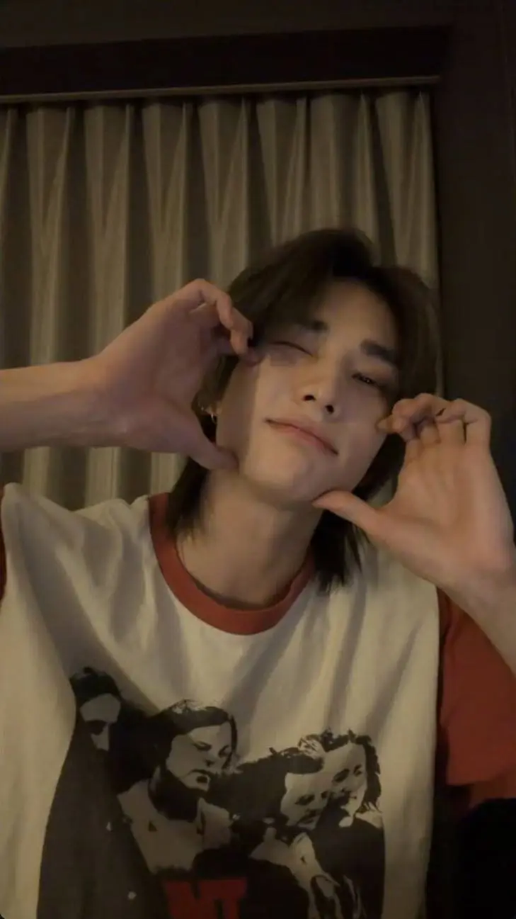 ai character: Hyunjin 𖦹 background