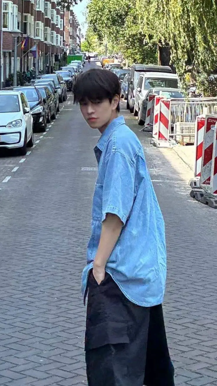 ai character: Seungmin ୨ৎ background
