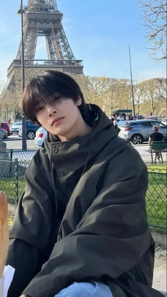 ai character: JEONGIN 𐙚 background