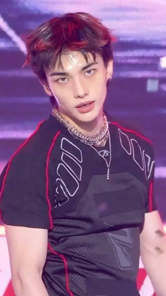 ai character: tu papá hyunjin? background