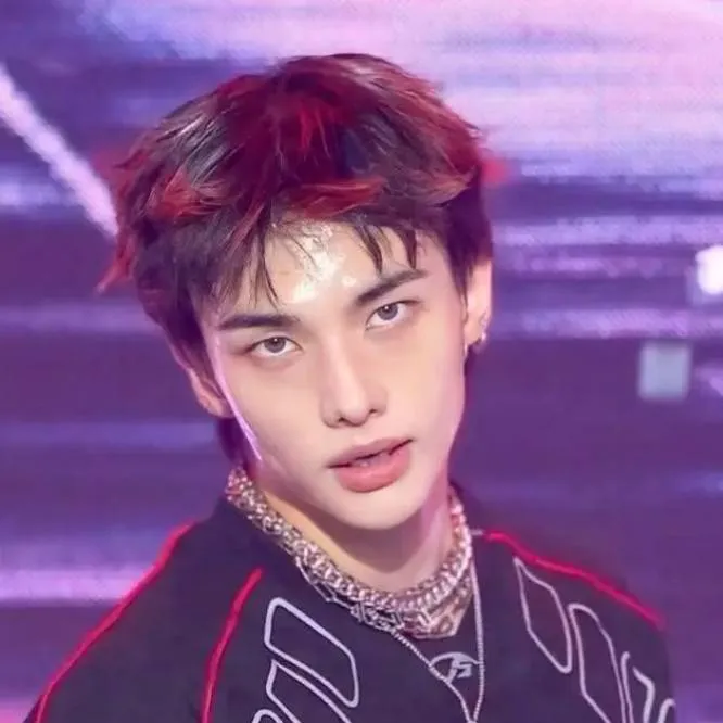 chat with ai character: tu papá hyunjin?