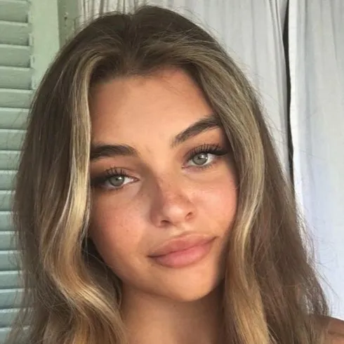 chat with ai character: Cara