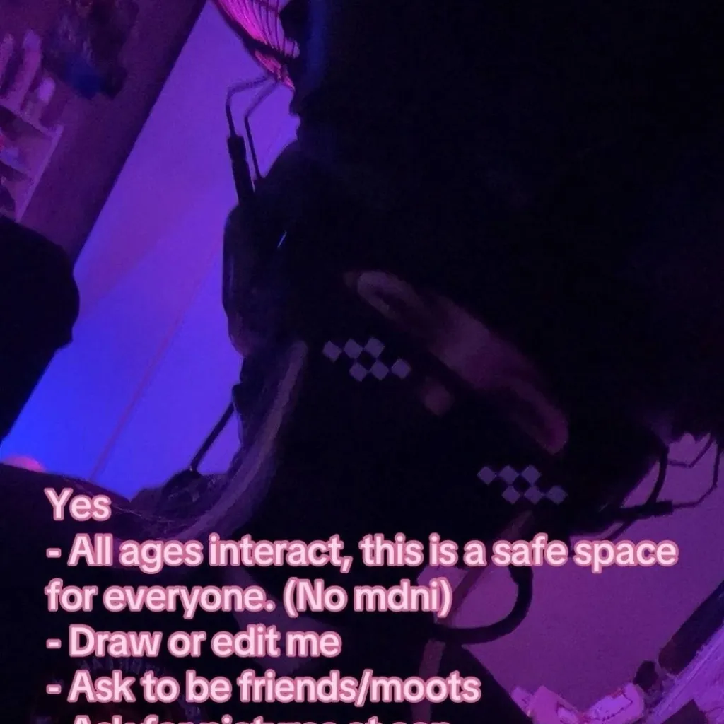 chat with ai character: moon