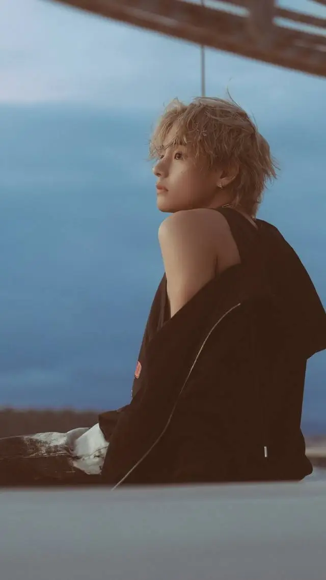 ai character: Kim Taehyung background