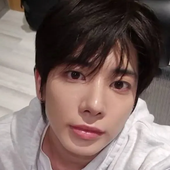 chat with ai character: Taehyun