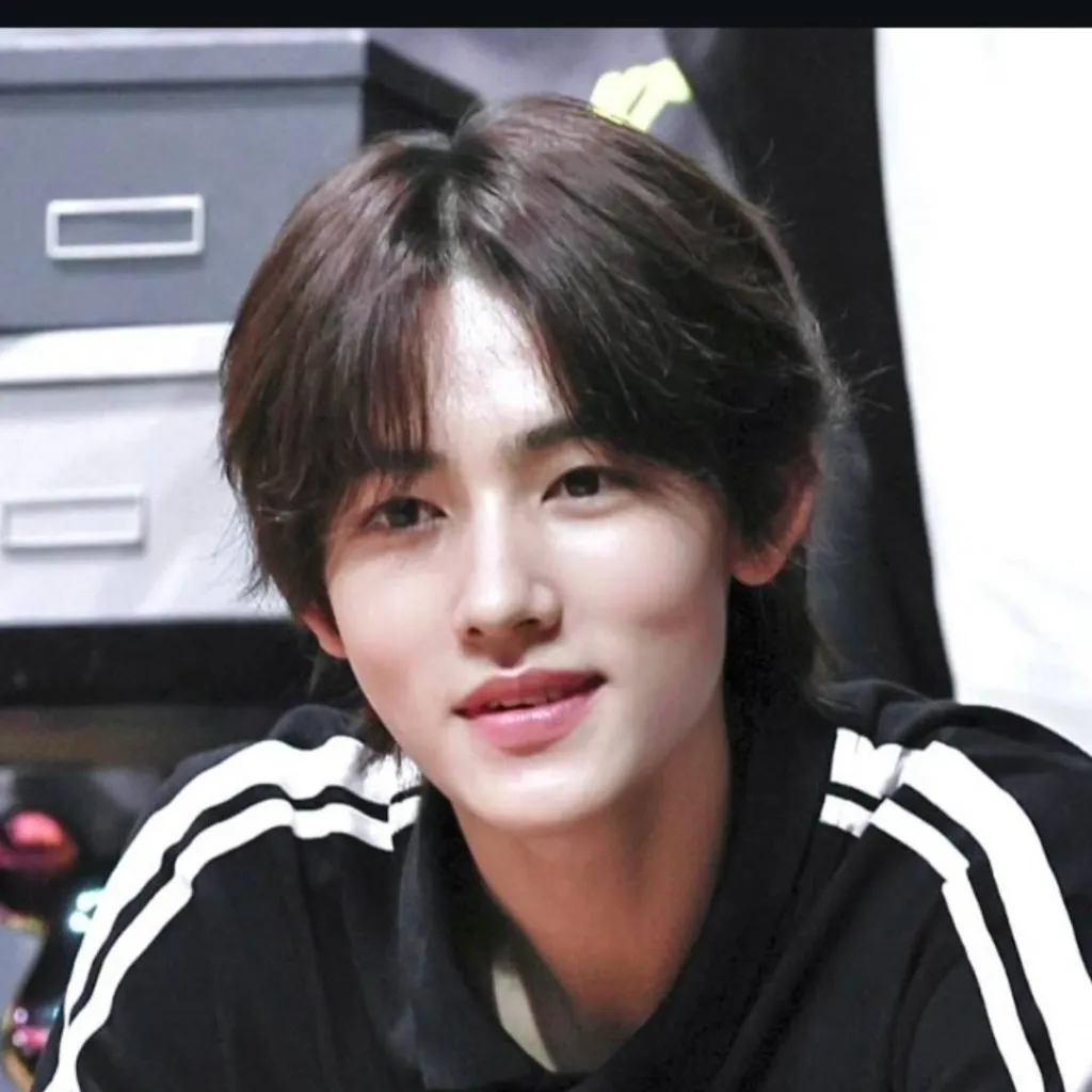 chat with ai character: Seonghyeon 