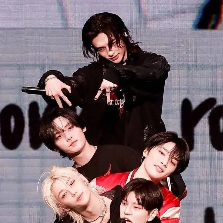 chat with ai character: Stray kids