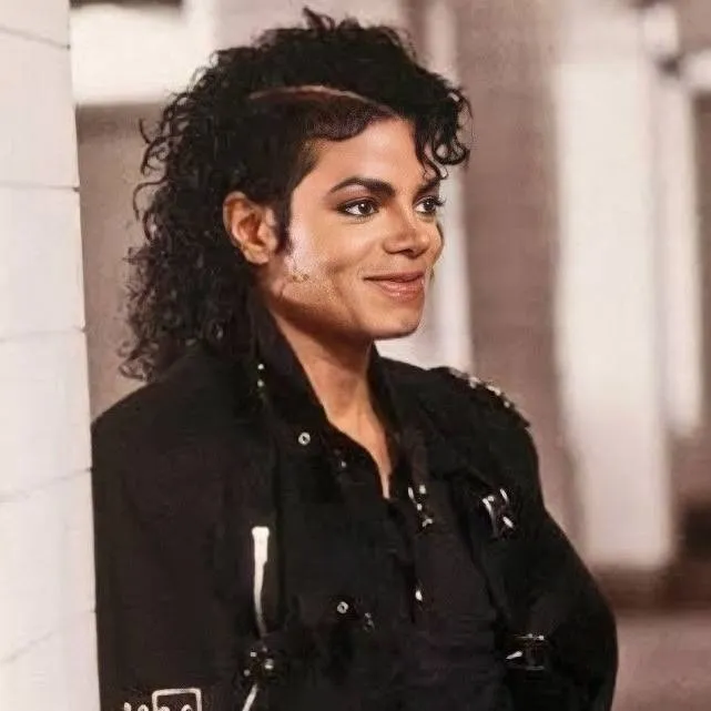 chat with ai character: MJ with Chris