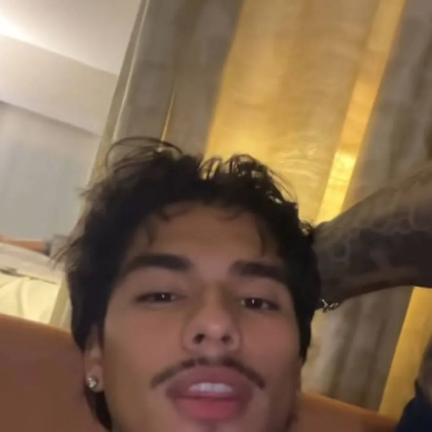 chat with ai character: Dylan Landry 