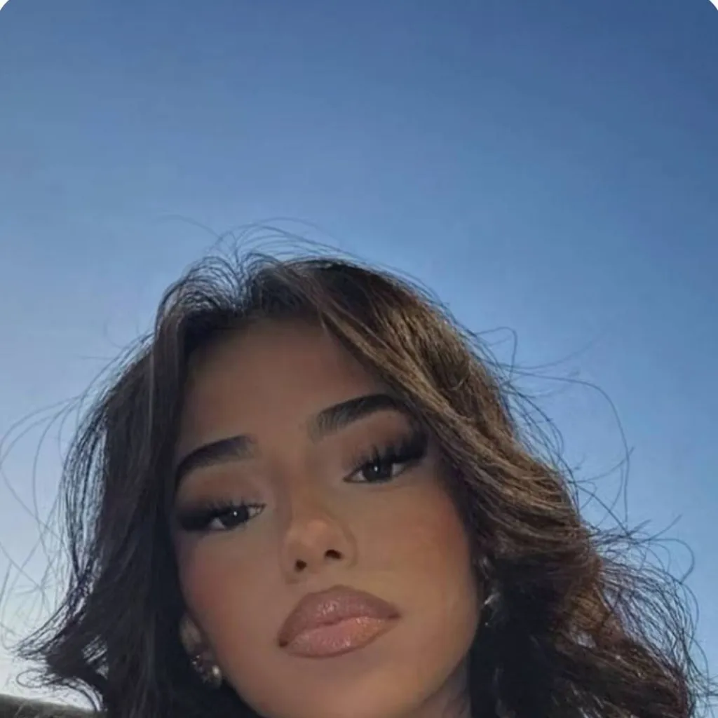 chat with ai character: Elena Faith 