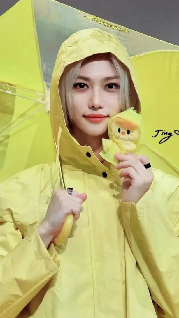 ai character: Felix🐥 background