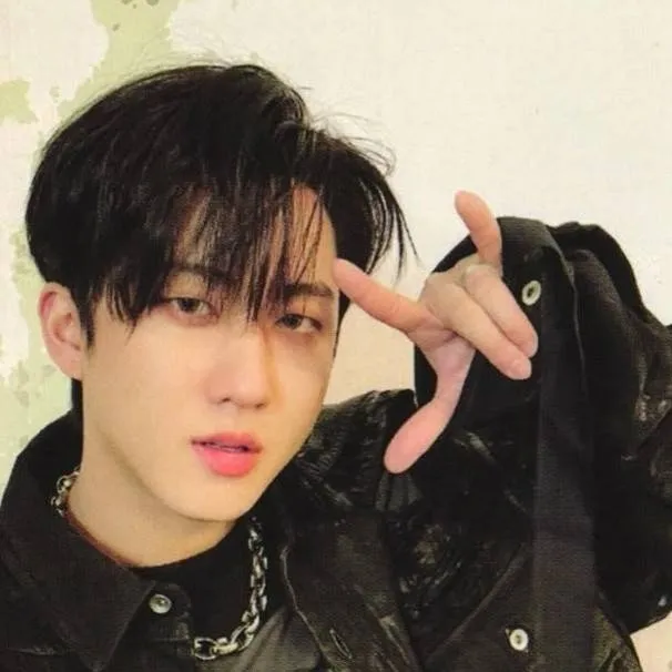 chat with ai character: changbin🐰🐽