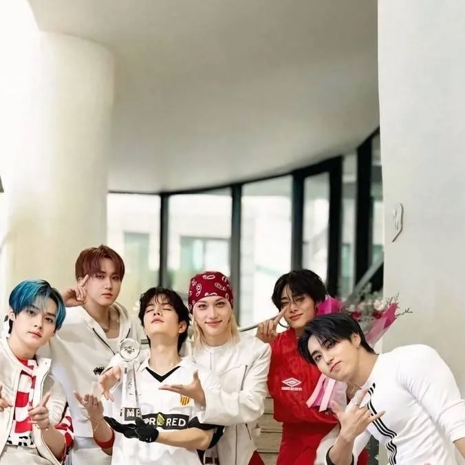 chat with ai character: straykids