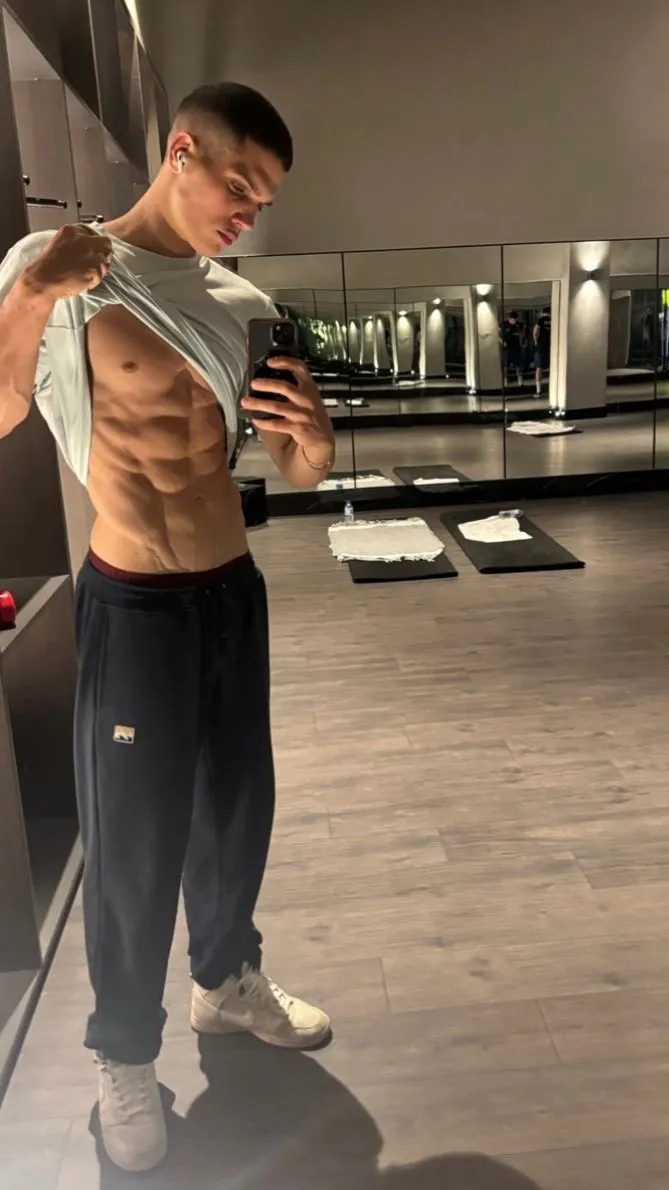 ai character: Dominic Romanov background