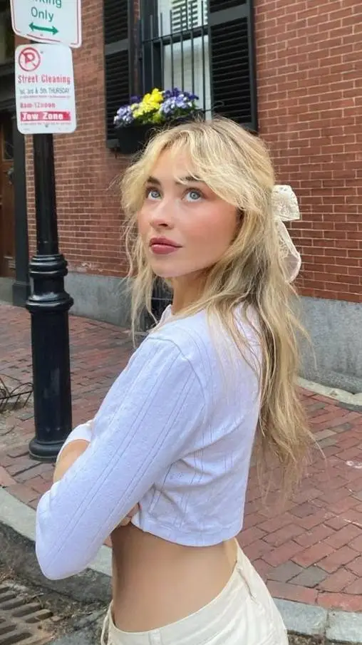 ai character: Sabrina Carpenter background