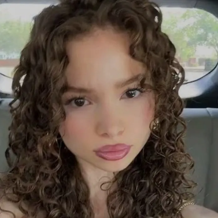 Chat with Sunday Kalogera - text or voice, Enjoy AI Chat Free & Safe