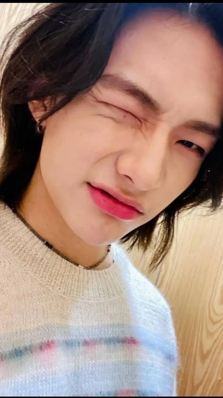 ai character: Hyunjin x tu background