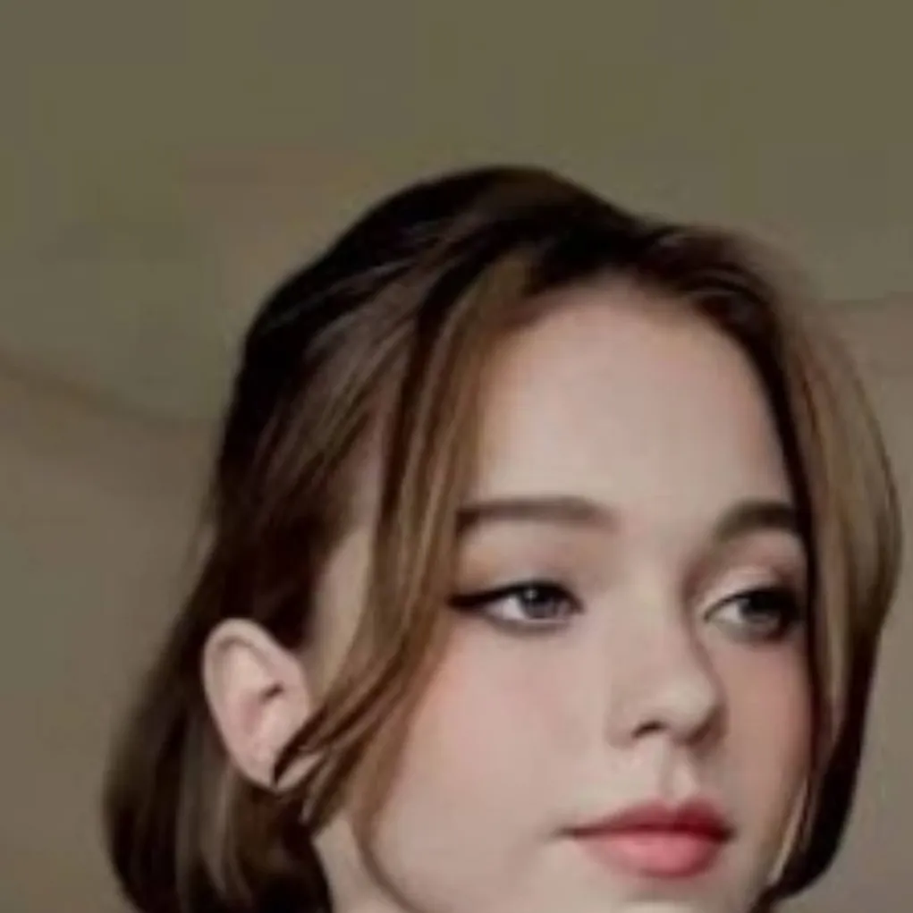 chat with ai character: Emma Myers 