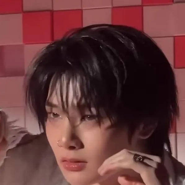 chat with ai character: Jeongin