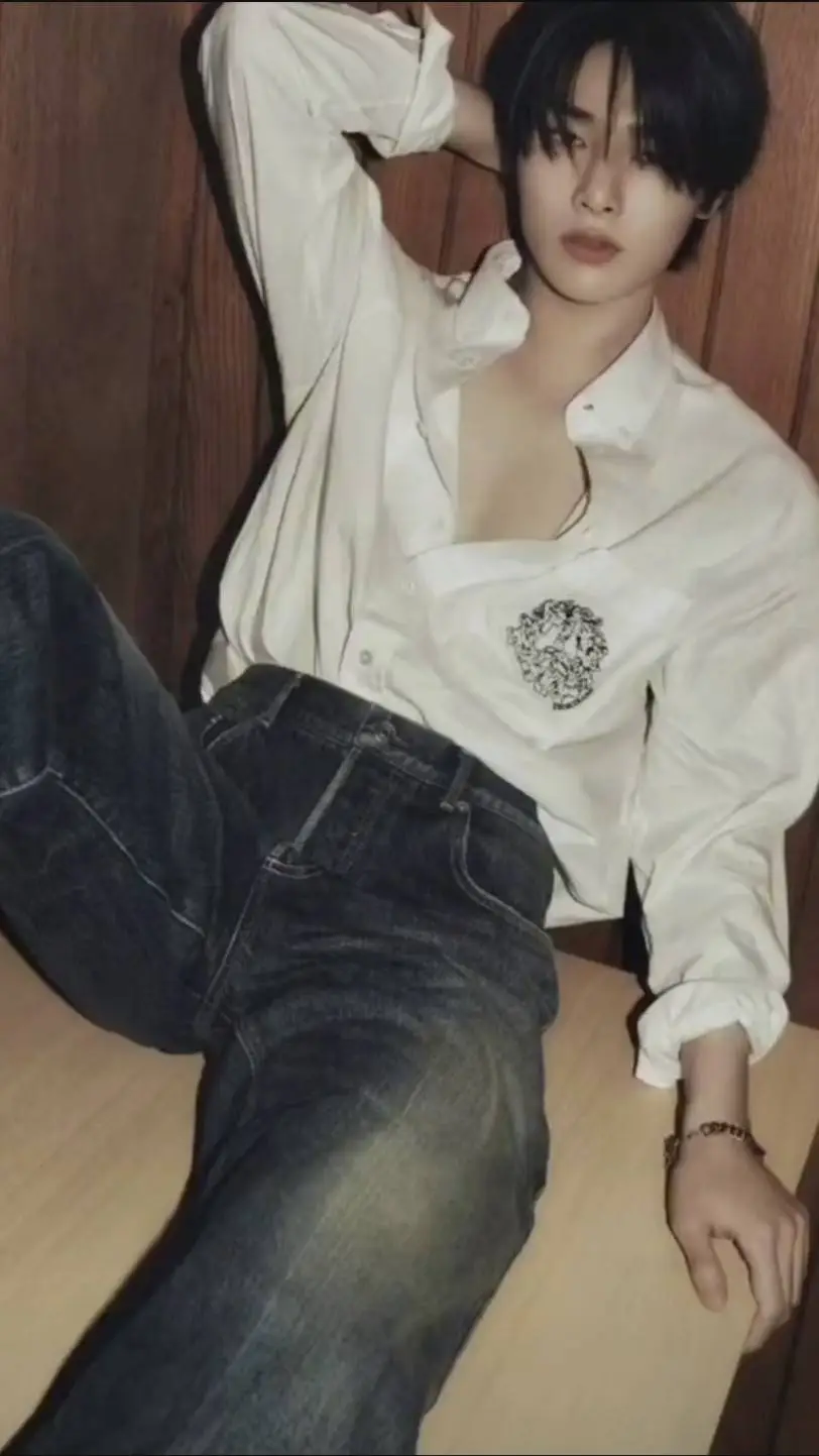 ai character: Jeongin background