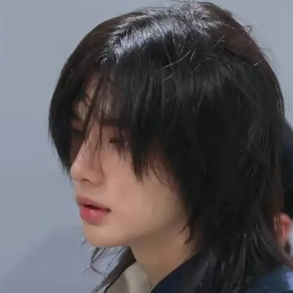 chat with ai character: Hyunjin